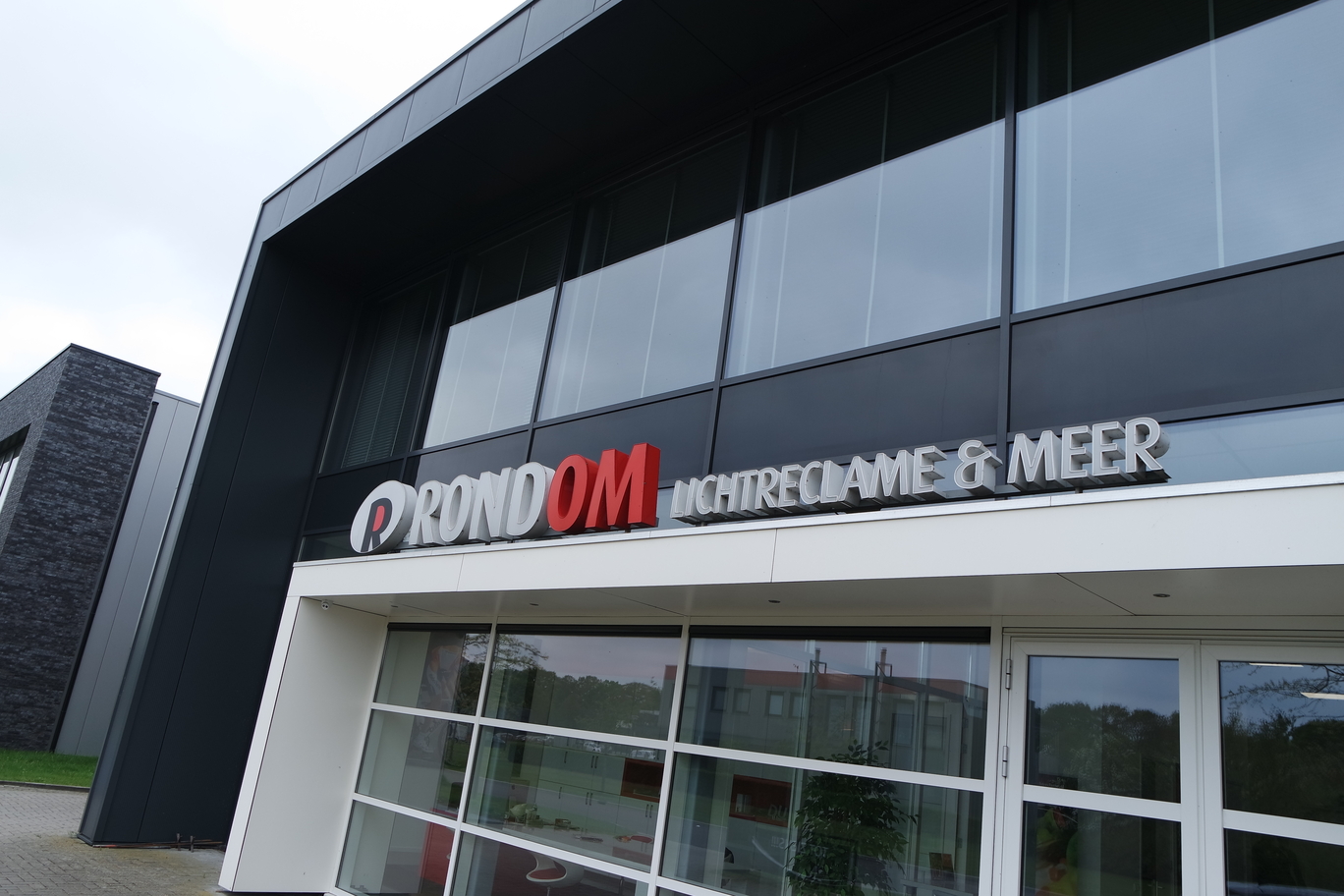 Featured Image - Een signmaker met een nuchtere, Friese instelling: Rondom Lichtreclame