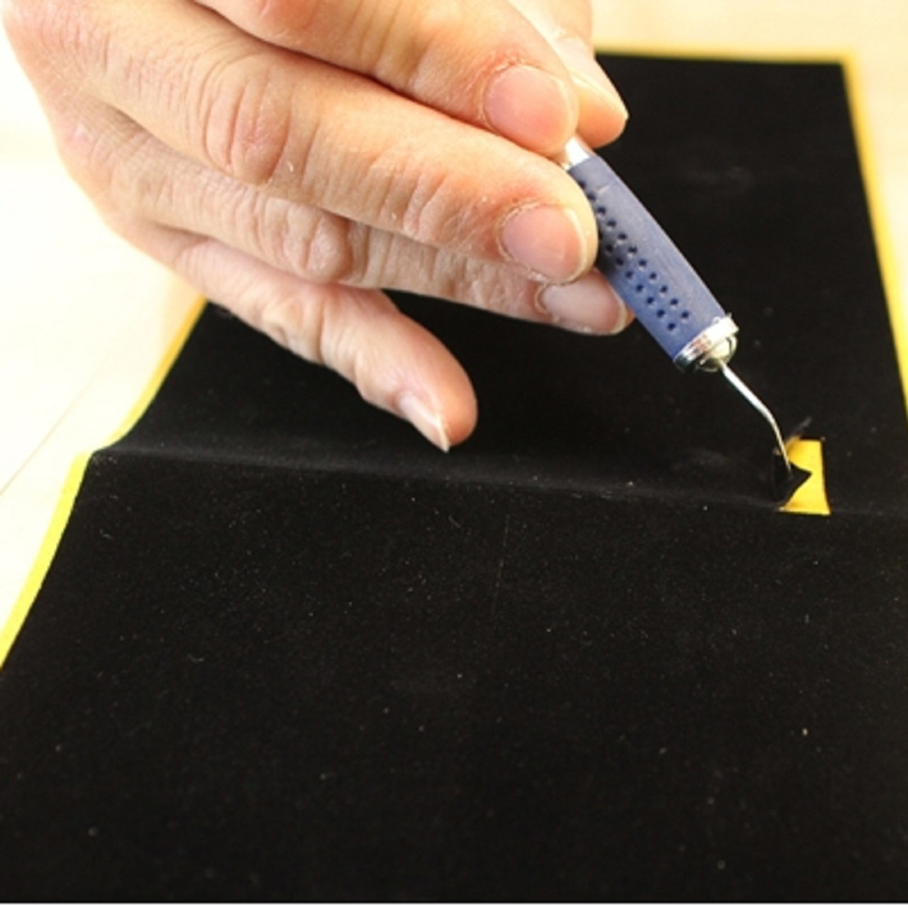 Wieden en pincet - Onkruidverdelger op zwarte stof