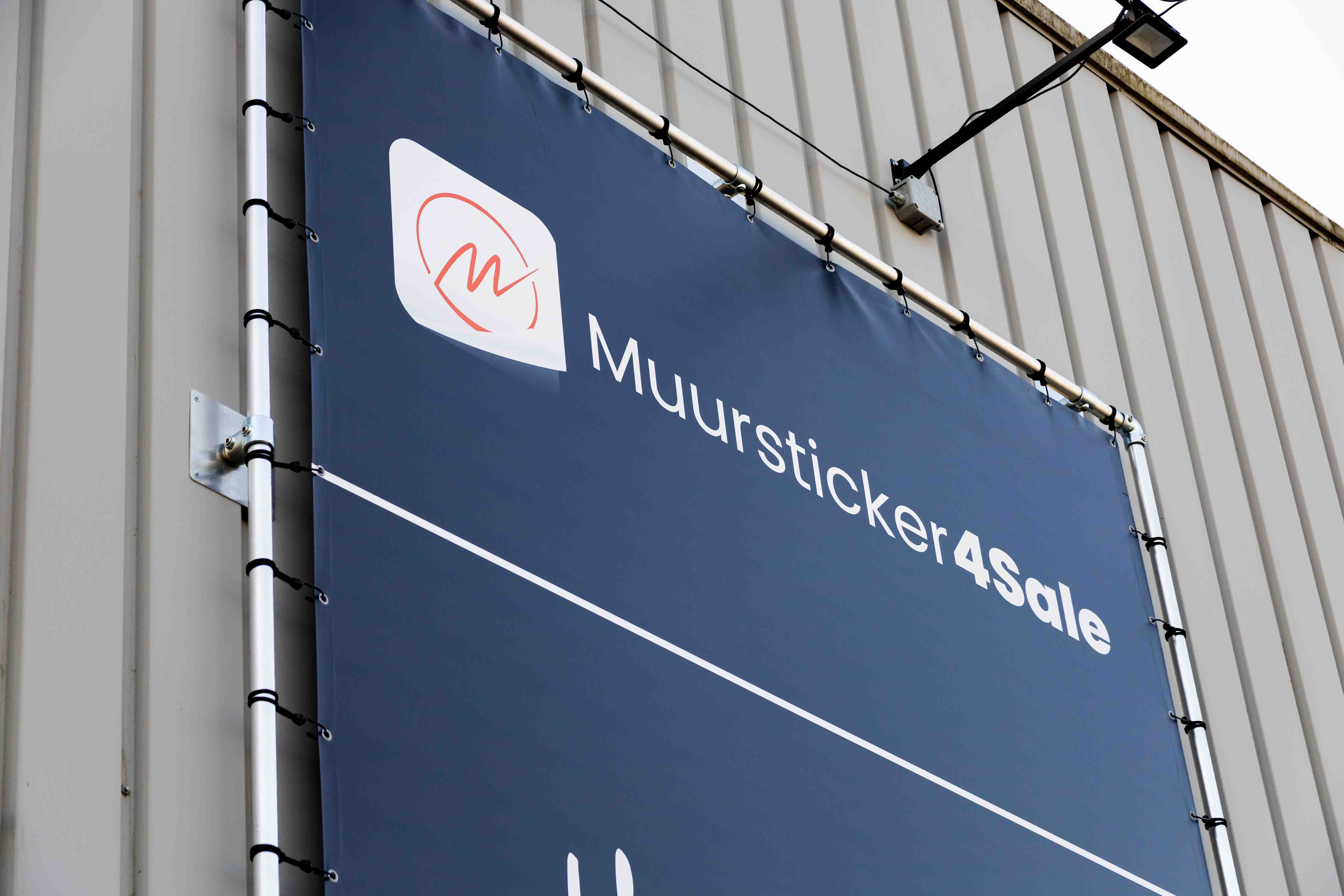 Van eettafel tot volwaardige productie: het verhaal van Muursticker4Sale