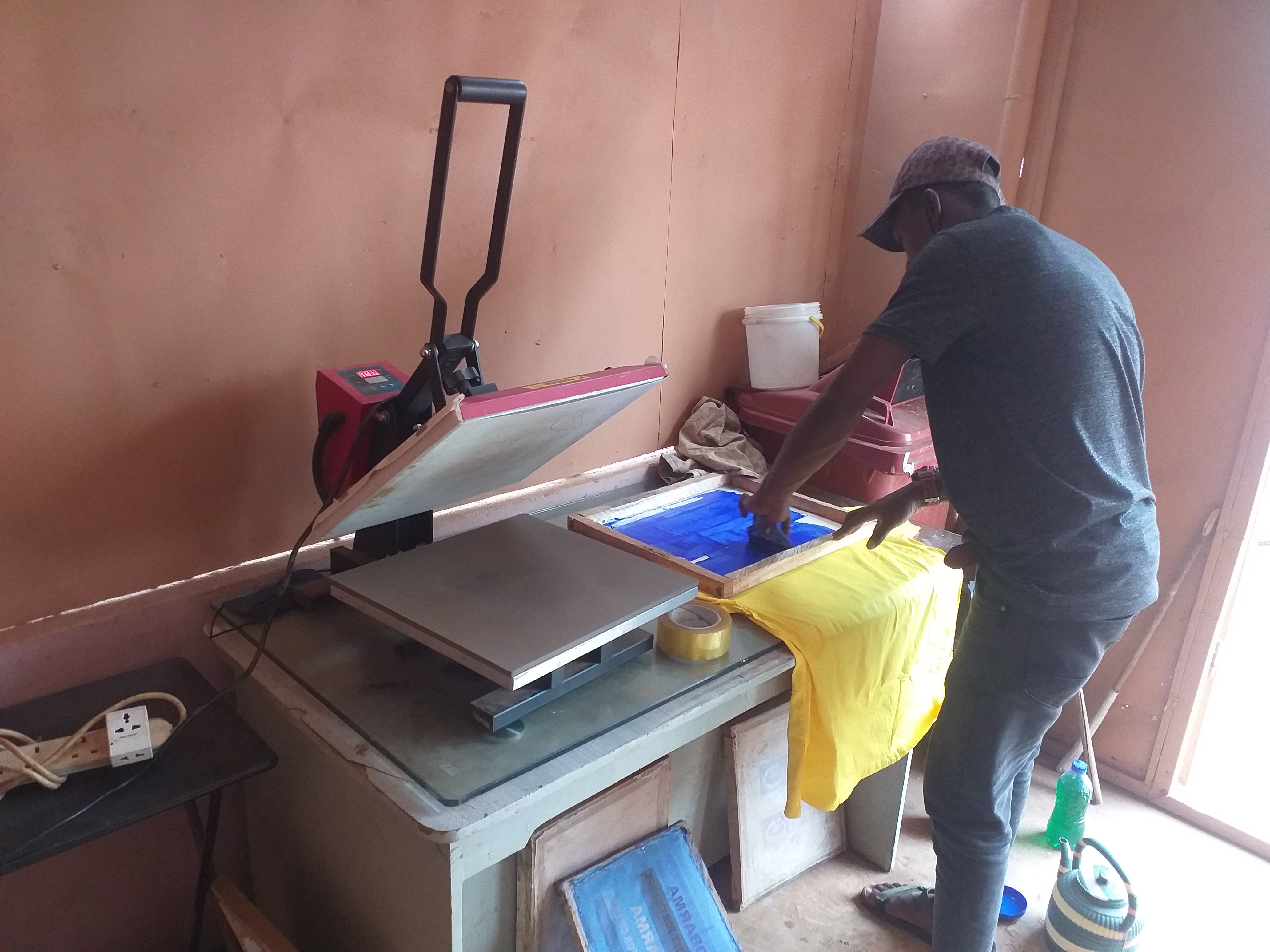 Warmtepers in werkplaatsomgeving voor textielpersonalisatie